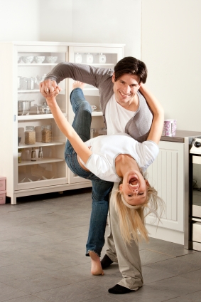couple_dancing_kitchen1